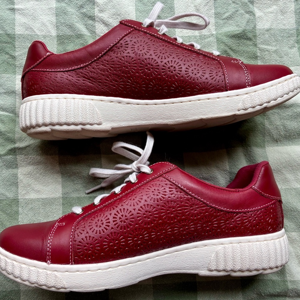 Clarks Caroline Rio Red Leather Laser-Cut Sneakers EUC 8 Sporty Grandpa Indie